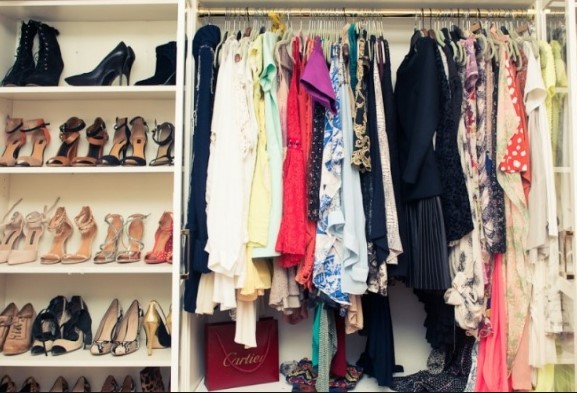Bạn phải giữ cho tủ quần áo, các ngăn kệ và giá sách không bị quá đầy hoặc trông bừa bộn